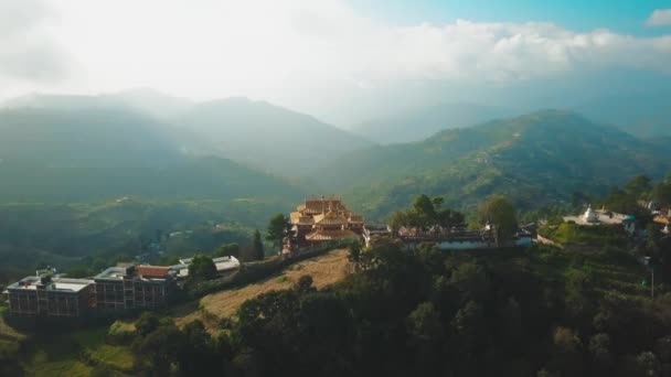 Antiguo monasterio budista en Himalaya Nepal desde el aire — Vídeos de Stock