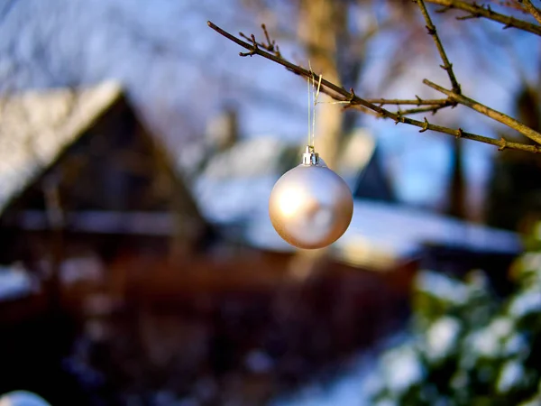 Goldene Weihnachtskugel und Baumzweig. Weihnachtsdekoration. — Stockfoto