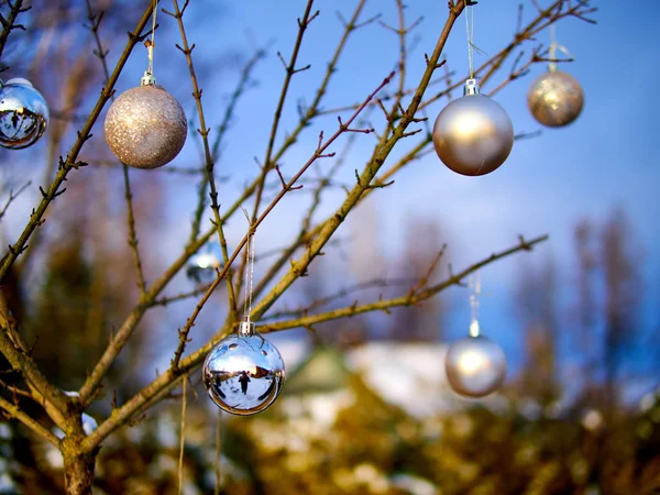 Goldene Weihnachtskugel und Baumzweig. Weihnachtsdekoration. — Stockfoto