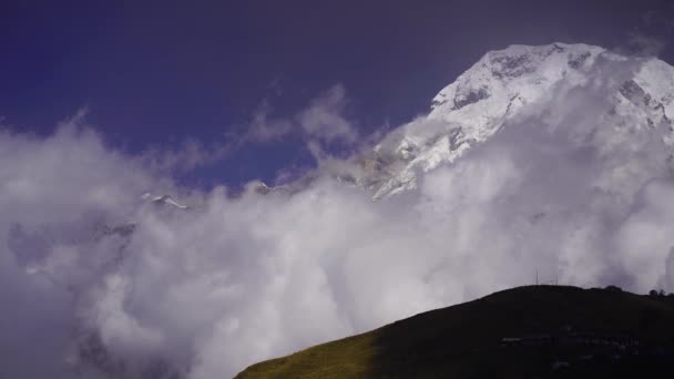 Pico Sur de Annapurna y paso en las montañas del Himalaya, región de Annapurna, Nepal — Vídeo de stock