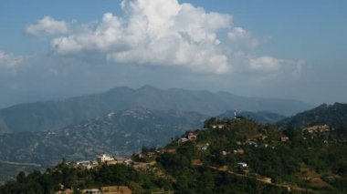 Bulutların üzerinde dağ Himalayaların vadisinde Nepal Timelapse 4 k aralığı