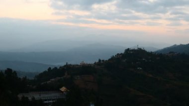 Dağ Vadisi Himalaya Dağları'nda yukarıda turuncu gündoğumu