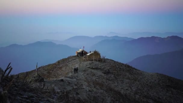 Sonnenaufgang über dem Berg im Tal des Himalaya — Stockvideo