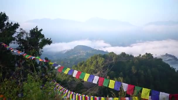 Banderas de oración en las montañas del Himalaya, región de Annapurna, Nepal — Vídeos de Stock