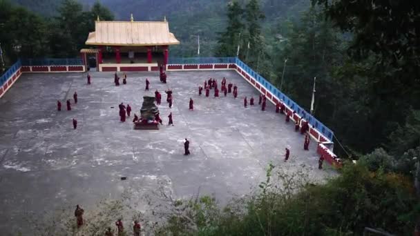 Mniši tanec starověkého buddhistického kláštera v Nepálu — Stock video