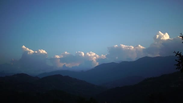 ヒマラヤの谷の山の上の雲の範囲ネパール タイムラプス 4 k — ストック動画