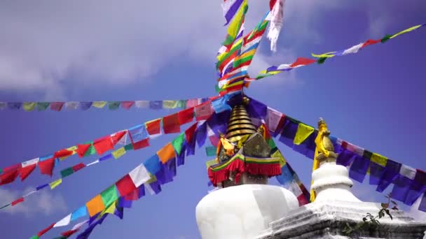 Stupa Namobuddha en las montañas del Himalaya, región de Annapurna, Nepal — Vídeos de Stock