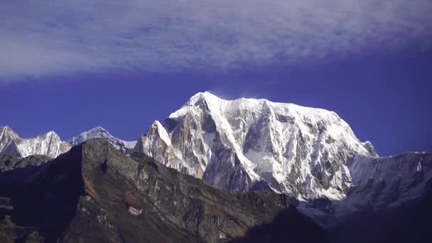 Pico Sul de Annapurna e passe nas montanhas do Himalaia, região de Annapurna, Nepal — Vídeo de Stock