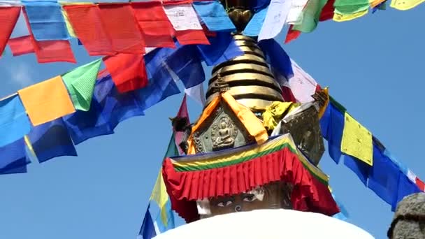Stupa Namobuddha nelle montagne dell'Himalaya, regione dell'Annapurna, Nepal — Video Stock