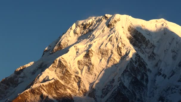 Annapurna South Peak et passer dans les montagnes de l'Himalaya, région de l'Annapurna, Népal 4K — Video