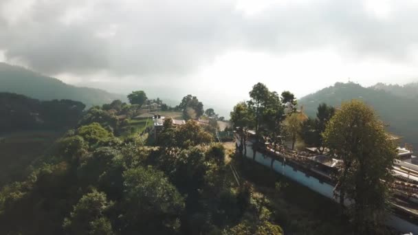 Oude boeddhistische klooster in Nepal Himalaya uit lucht — Stockvideo