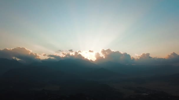 Solnedgången över bergen i dalen Himalaya bergen — Stockvideo