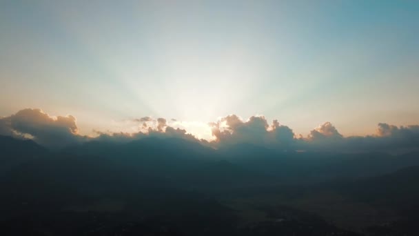 Západ slunce nad horou v údolí pohoří Himaláje — Stock video