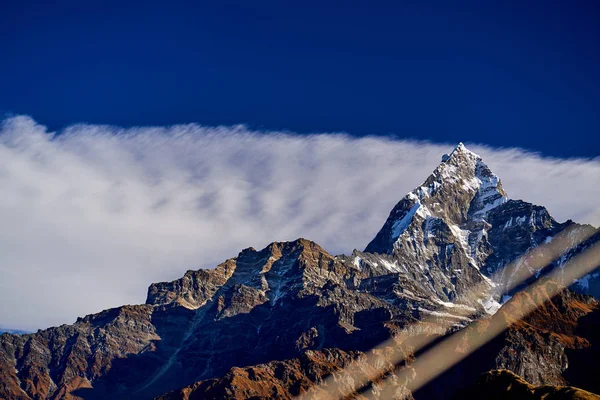 Machapuchare Fishtail montaña en la cordillera del Himalaya Nepal —  Fotos de Stock