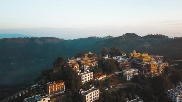Antico monastero buddista in Himalaya Nepal dall'aria — Video Stock