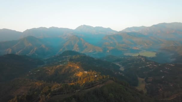 Buddyjski klasztor w Himalaje Nepalu z powietrza — Wideo stockowe