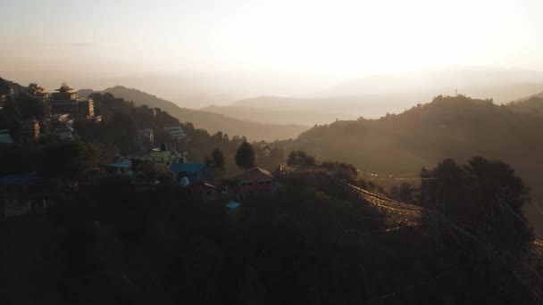 Buddyjski klasztor w Himalaje Nepalu z powietrza — Wideo stockowe