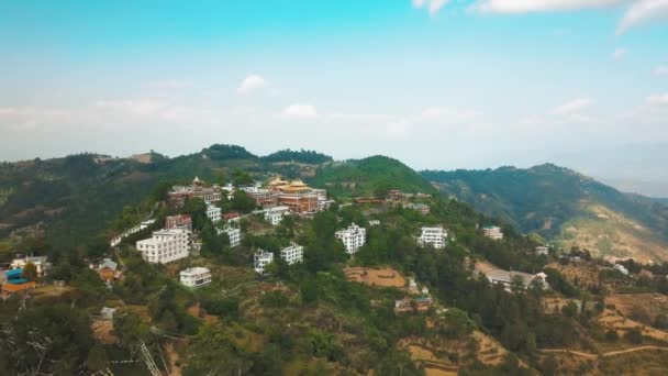 Oude boeddhistische klooster in Nepal Himalaya uit lucht — Stockvideo