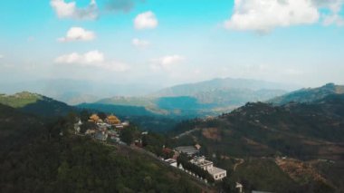 Günbatımı dağ Vadisi Himalaya Dağları'nda yukarıda