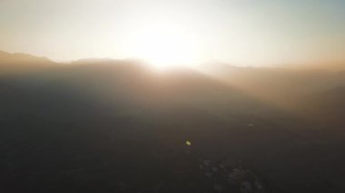 Günbatımı dağ Vadisi Himalaya Dağları'nda yukarıda