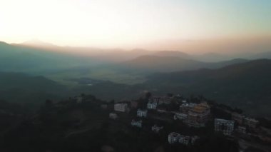Günbatımı dağ Vadisi Himalaya Dağları'nda yukarıda