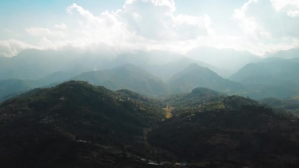 Západ slunce nad horou v údolí pohoří Himaláje — Stock video