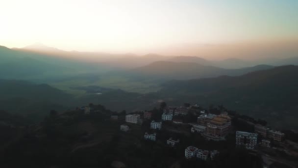 Zonsondergang boven de berg in vallei Himalaya gebergte — Stockvideo