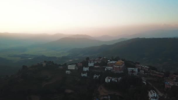 Ηλιοβασίλεμα πάνω από το βουνό στην κοιλάδα Ιμαλάια Όρη — Αρχείο Βίντεο