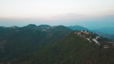 Eski Budist manastır Himalayalar Nepal--dan soluduğumuz hava