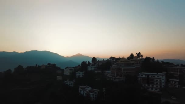 Coucher de soleil sur la montagne dans la vallée Himalaya montagnes — Video