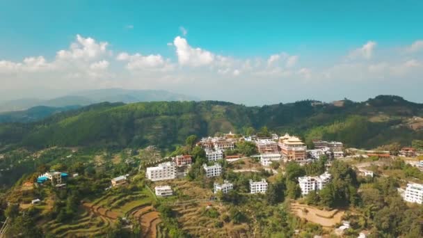 Oude boeddhistische klooster in Nepal Himalaya uit lucht — Stockvideo