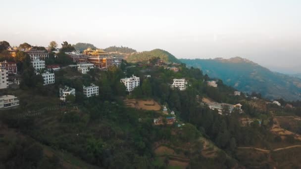 Antiguo monasterio budista en Himalaya Nepal desde el aire — Vídeo de stock