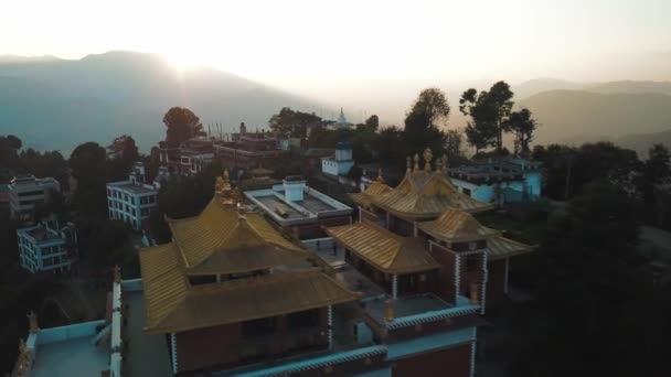 Antiguo monasterio budista en Himalaya Nepal desde el aire — Vídeo de stock