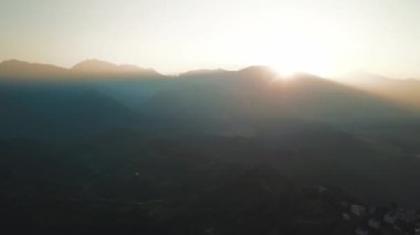 Günbatımı dağ Vadisi Himalaya Dağları'nda yukarıda