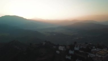 Günbatımı dağ Vadisi Himalaya Dağları'nda yukarıda