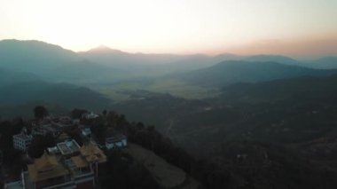 Günbatımı dağ Vadisi Himalaya Dağları'nda yukarıda