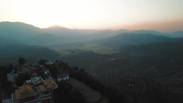 Zonsondergang boven de berg in vallei Himalaya gebergte — Stockvideo