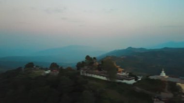 Eski Budist manastır Himalayalar Nepal--dan soluduğumuz hava