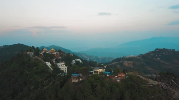 Antiguo monasterio budista en Himalaya Nepal desde el aire — Vídeo de stock