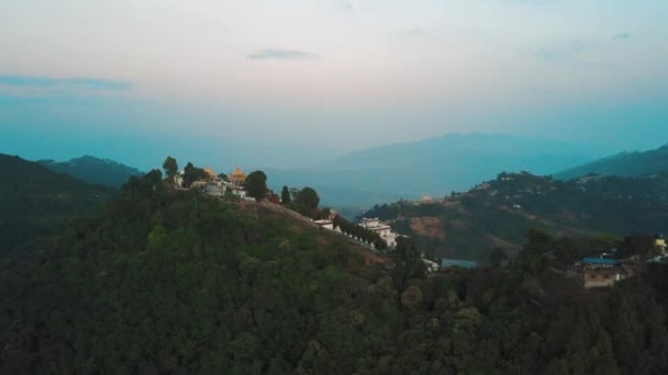 Oude boeddhistische klooster in Nepal Himalaya uit lucht — Stockvideo