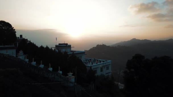 Antiguo monasterio budista en Himalaya Nepal desde el aire — Vídeo de stock