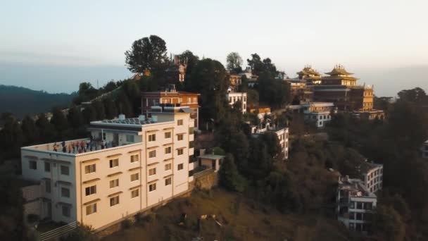 Antiguo monasterio budista en Himalaya Nepal desde el aire — Vídeos de Stock