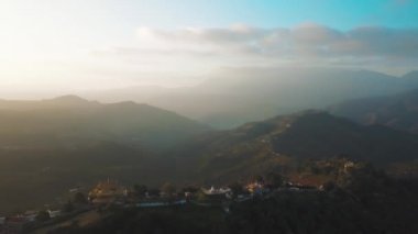 Eski Budist manastır Himalayalar Nepal--dan soluduğumuz hava