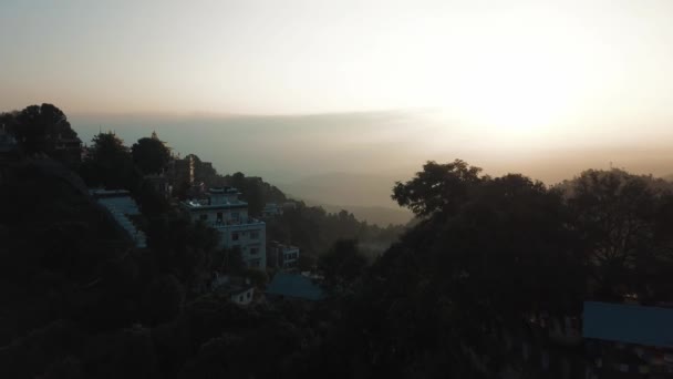 Древний буддийский монастырь в Гималаях Непал с воздуха — стоковое видео