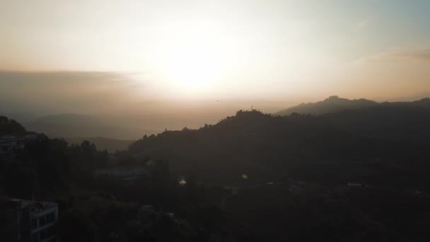 Ηλιοβασίλεμα πάνω από το βουνό στην κοιλάδα Ιμαλάια Όρη — Αρχείο Βίντεο