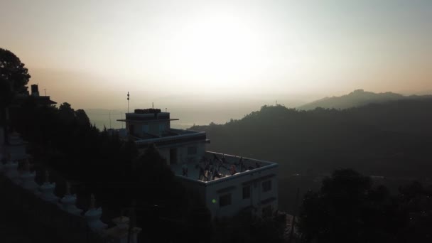 Antiguo monasterio budista en Himalaya Nepal desde el aire — Vídeo de stock