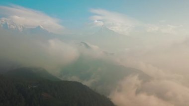 Machapuchare dağın Fishtail Himalayalar aralığı Nepal hava 4k