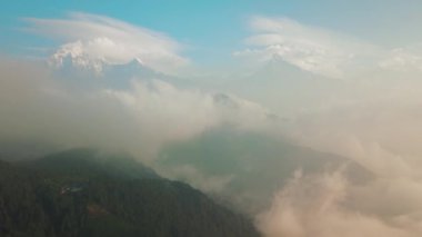 Machapuchare dağın Fishtail Himalayalar aralığı Nepal hava 4k