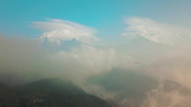 Machapuchare dağın Fishtail Himalayalar aralığı Nepal hava 4k