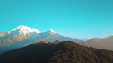 Machapuchare dağın Fishtail Himalayalar aralığı Nepal hava 4k